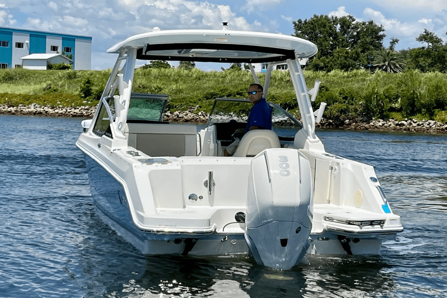 Slide: The Image of Boston Whaler 240 VANTAGE 2023 - 7
