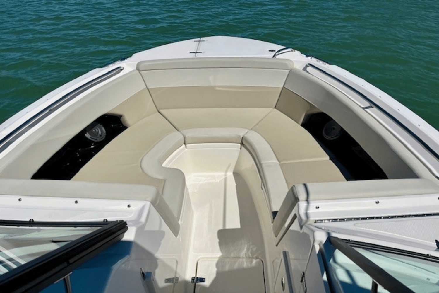Slide: The Image of Boston Whaler 240 VANTAGE 2023 - 8