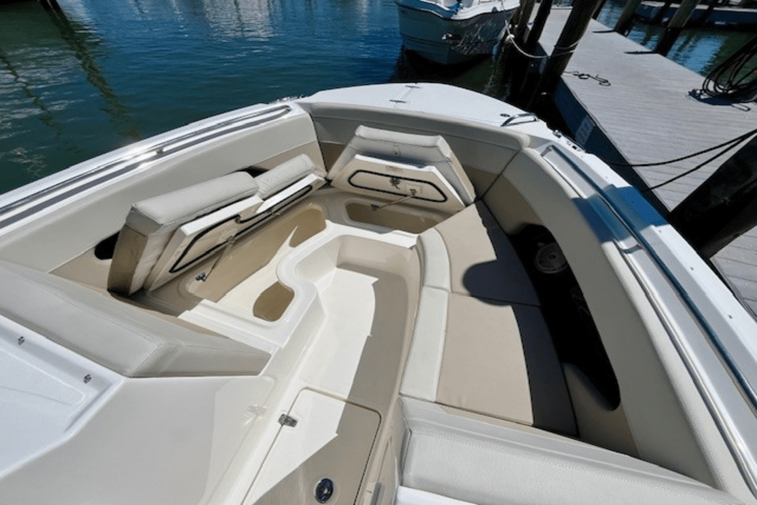 Slide: The Image of Boston Whaler 240 VANTAGE 2023 - 9