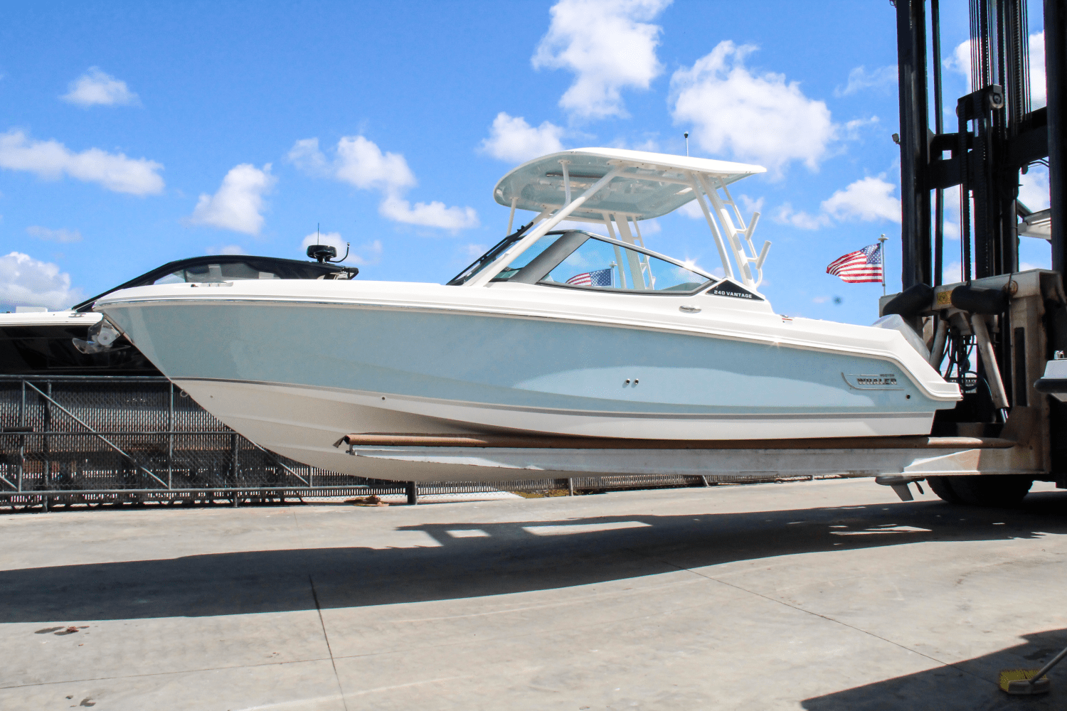 Slide: The Image of Boston Whaler 240 Vantage 2025 - 0