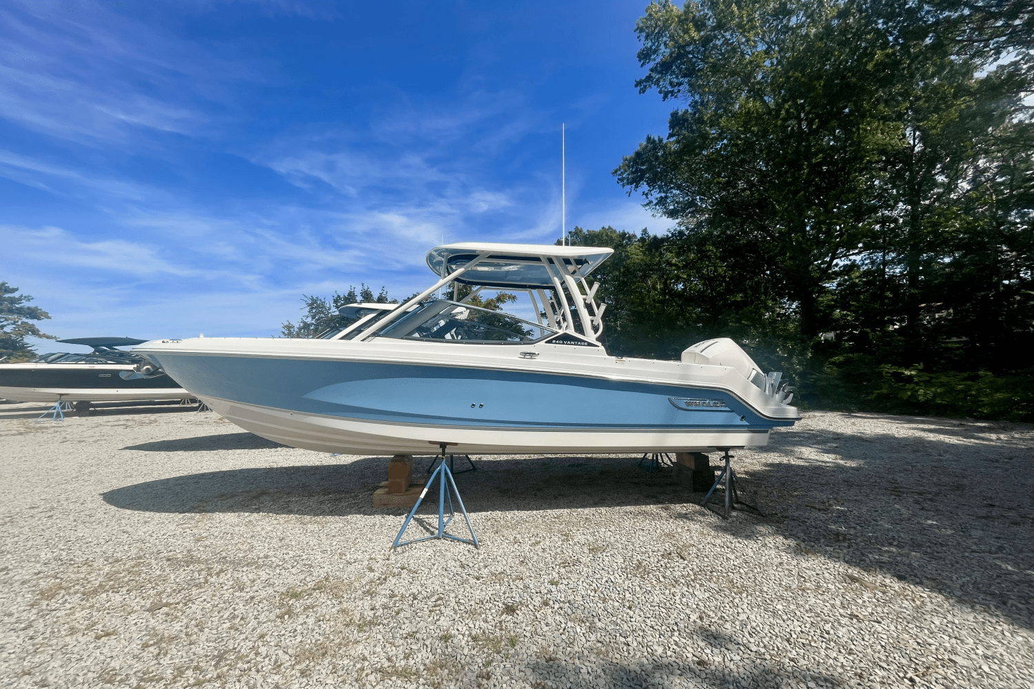 Slide: The Image of Boston Whaler 240 Vantage 2025 - 0