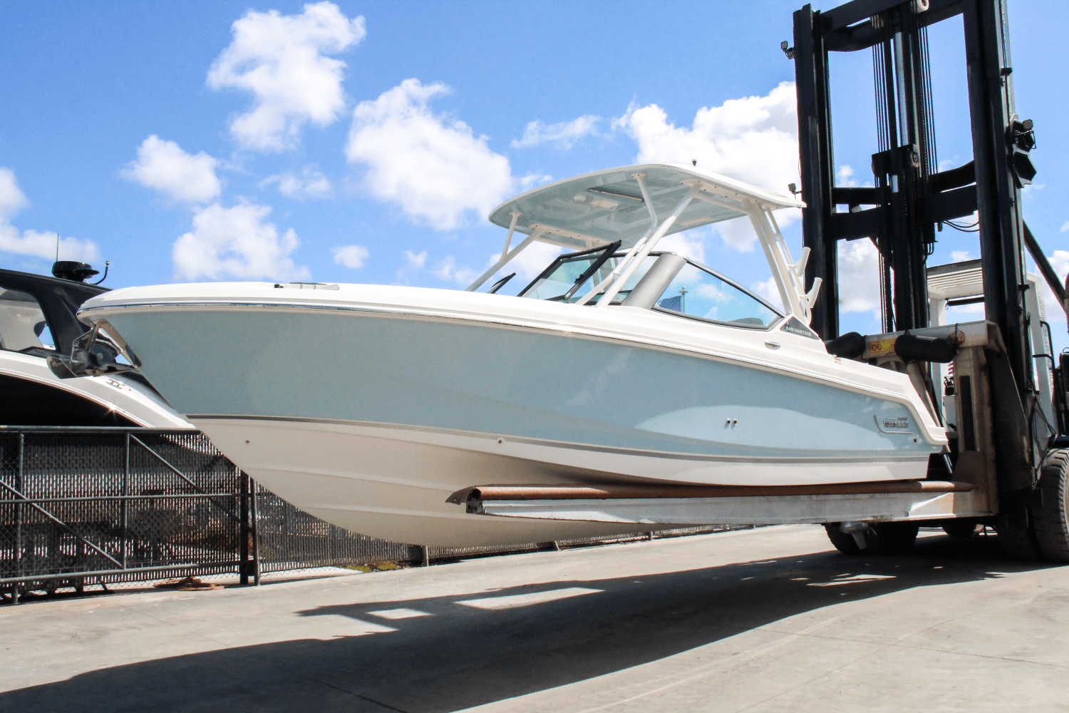 Slide: The Image of Boston Whaler 240 Vantage 2025 - 1