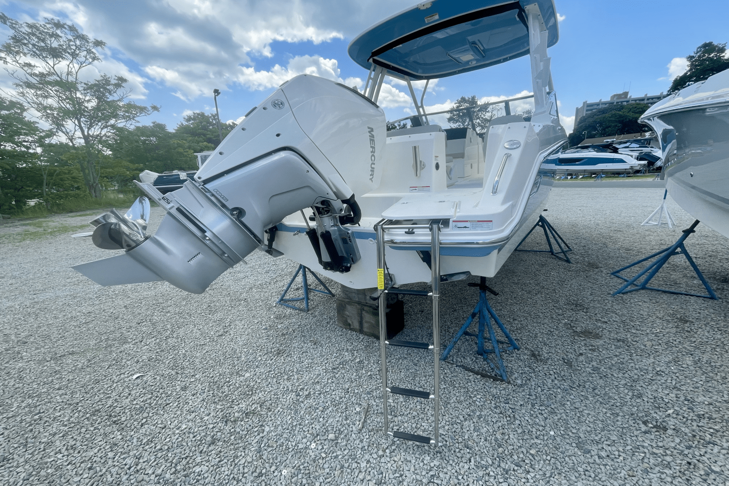 Slide: The Image of Boston Whaler 240 Vantage 2025 - 1