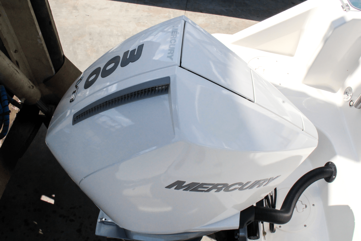 Slide: The Image of Boston Whaler 240 Vantage 2025 - 10