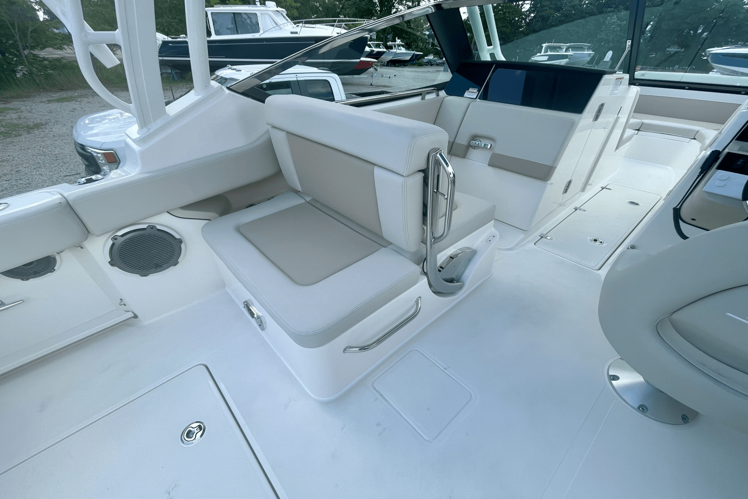 Slide: The Image of Boston Whaler 240 Vantage 2025 - 10