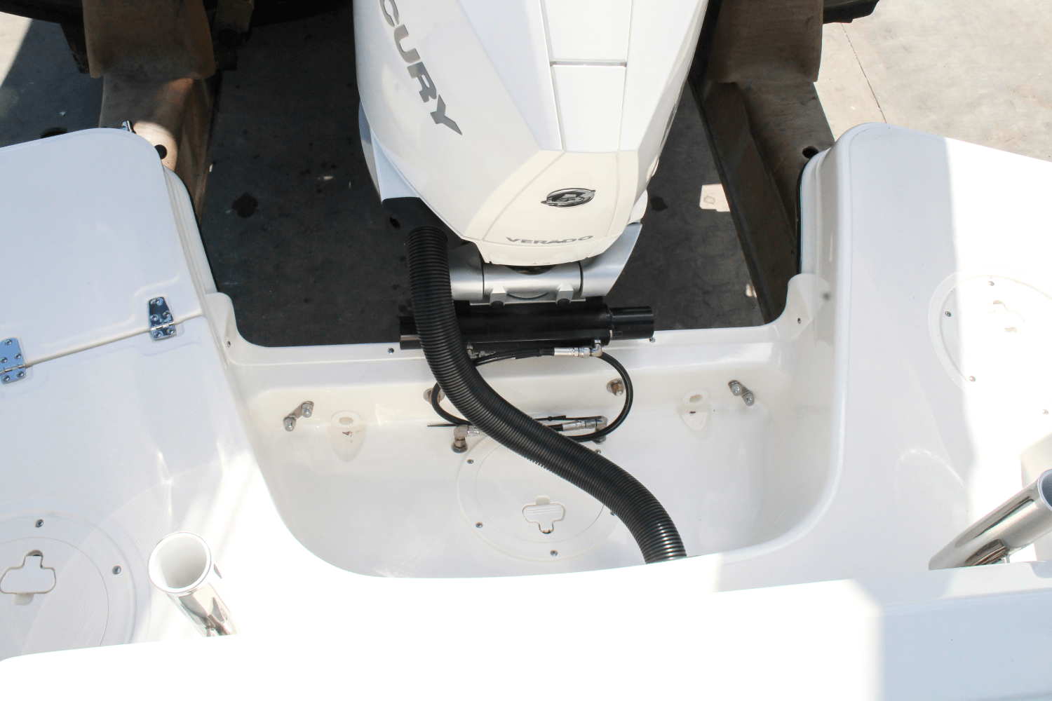 Slide: The Image of Boston Whaler 240 Vantage 2025 - 11
