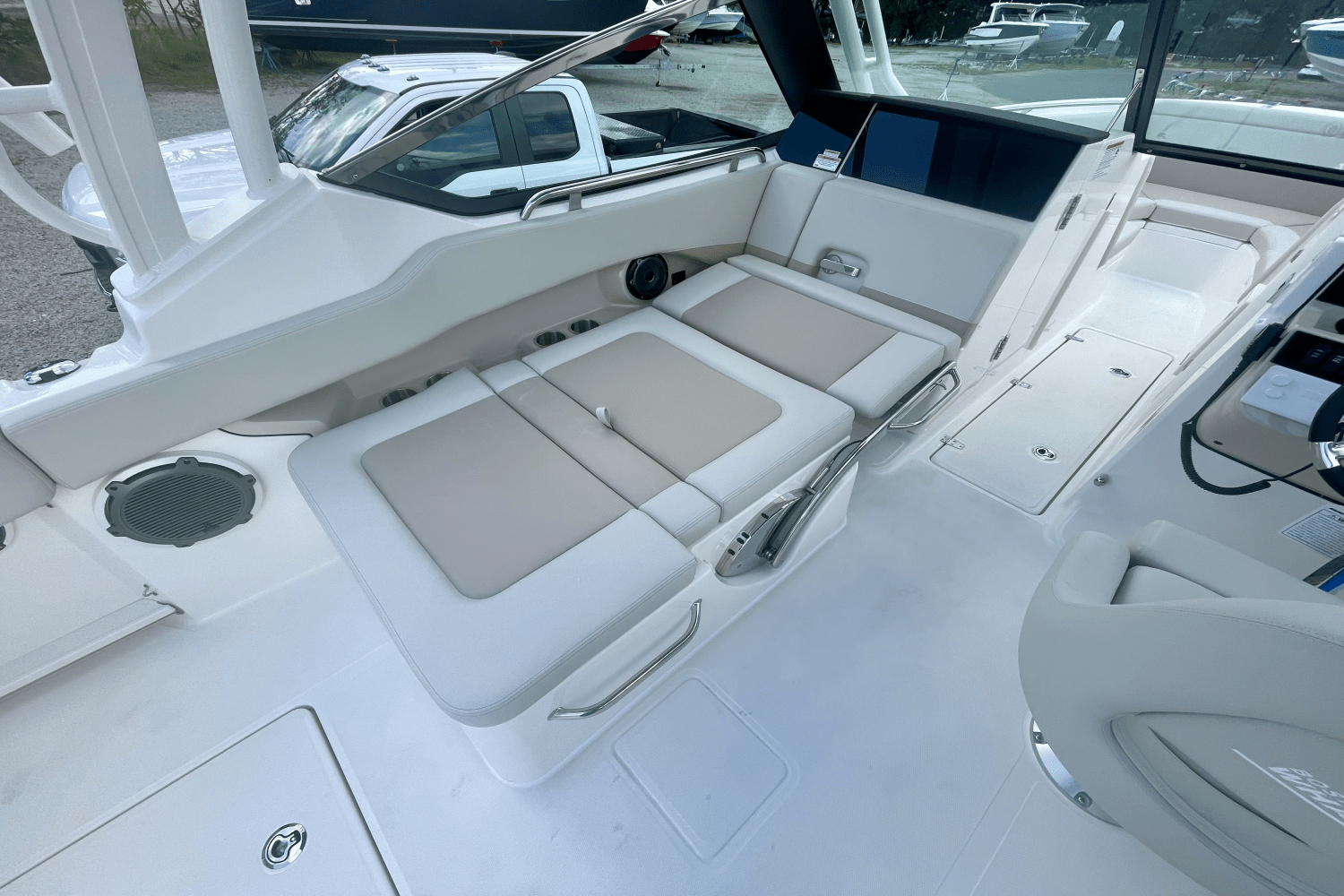 Slide: The Image of Boston Whaler 240 Vantage 2025 - 11