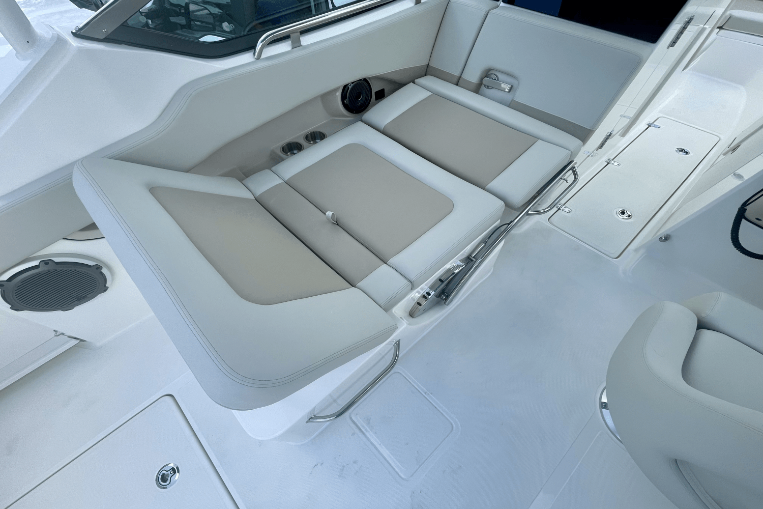 Slide: The Image of Boston Whaler 240 Vantage 2025 - 12