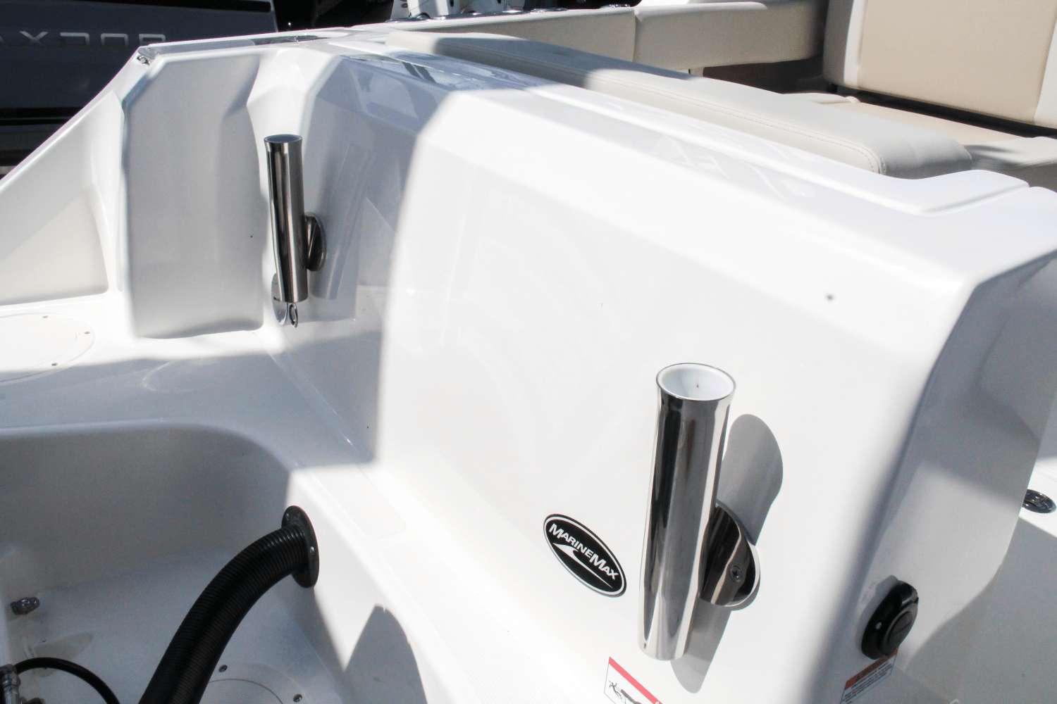 Slide: The Image of Boston Whaler 240 Vantage 2025 - 13