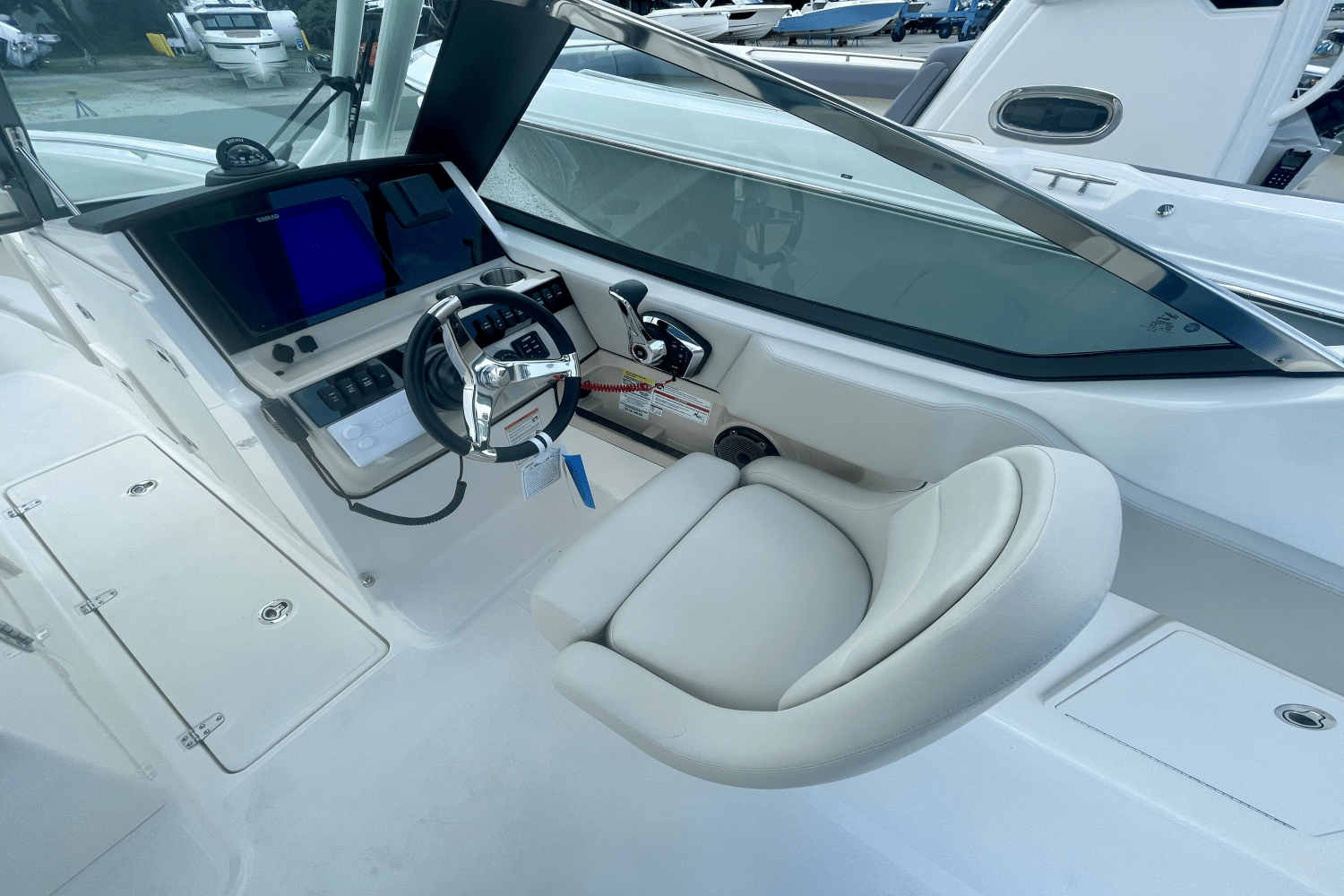 Slide: The Image of Boston Whaler 240 Vantage 2025 - 13