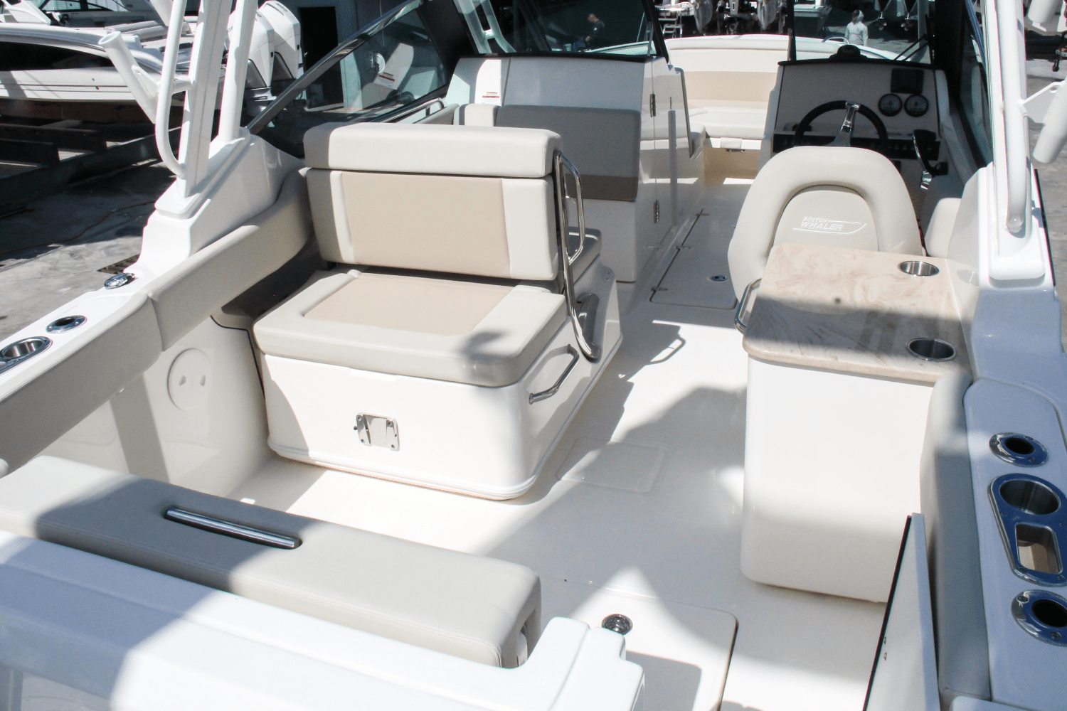 Slide: The Image of Boston Whaler 240 Vantage 2025 - 14