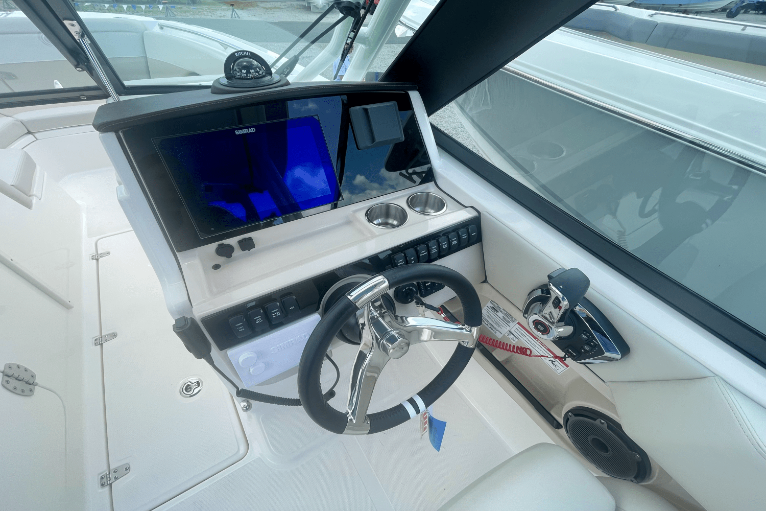 Slide: The Image of Boston Whaler 240 Vantage 2025 - 14