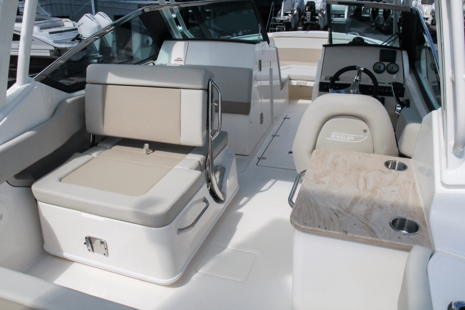Slide: The Image of Boston Whaler 240 Vantage 2025 - 15