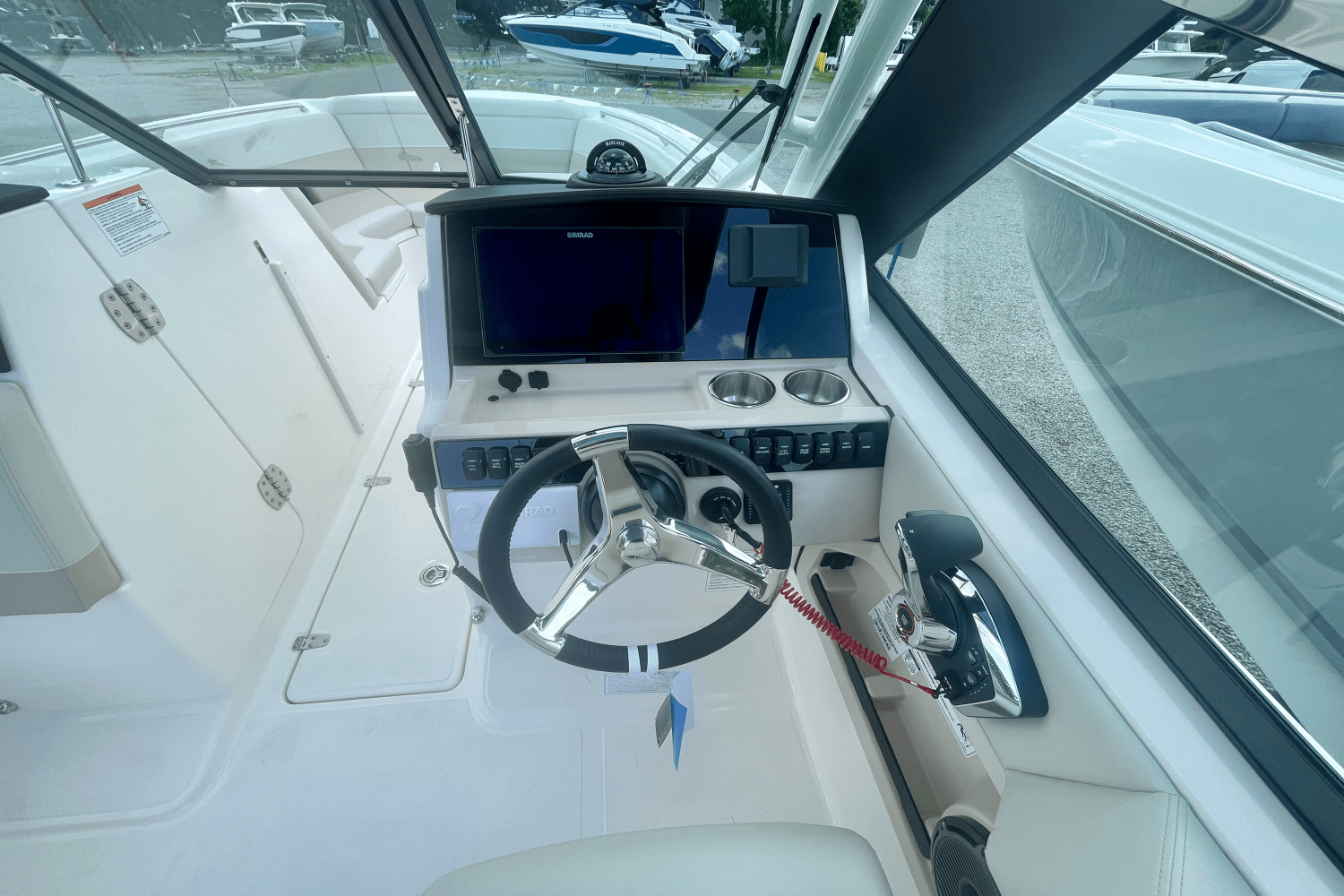 Slide: The Image of Boston Whaler 240 Vantage 2025 - 15