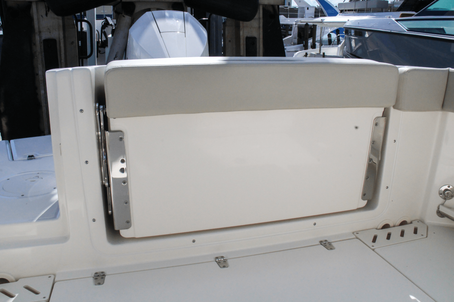 Slide: The Image of Boston Whaler 240 Vantage 2025 - 16