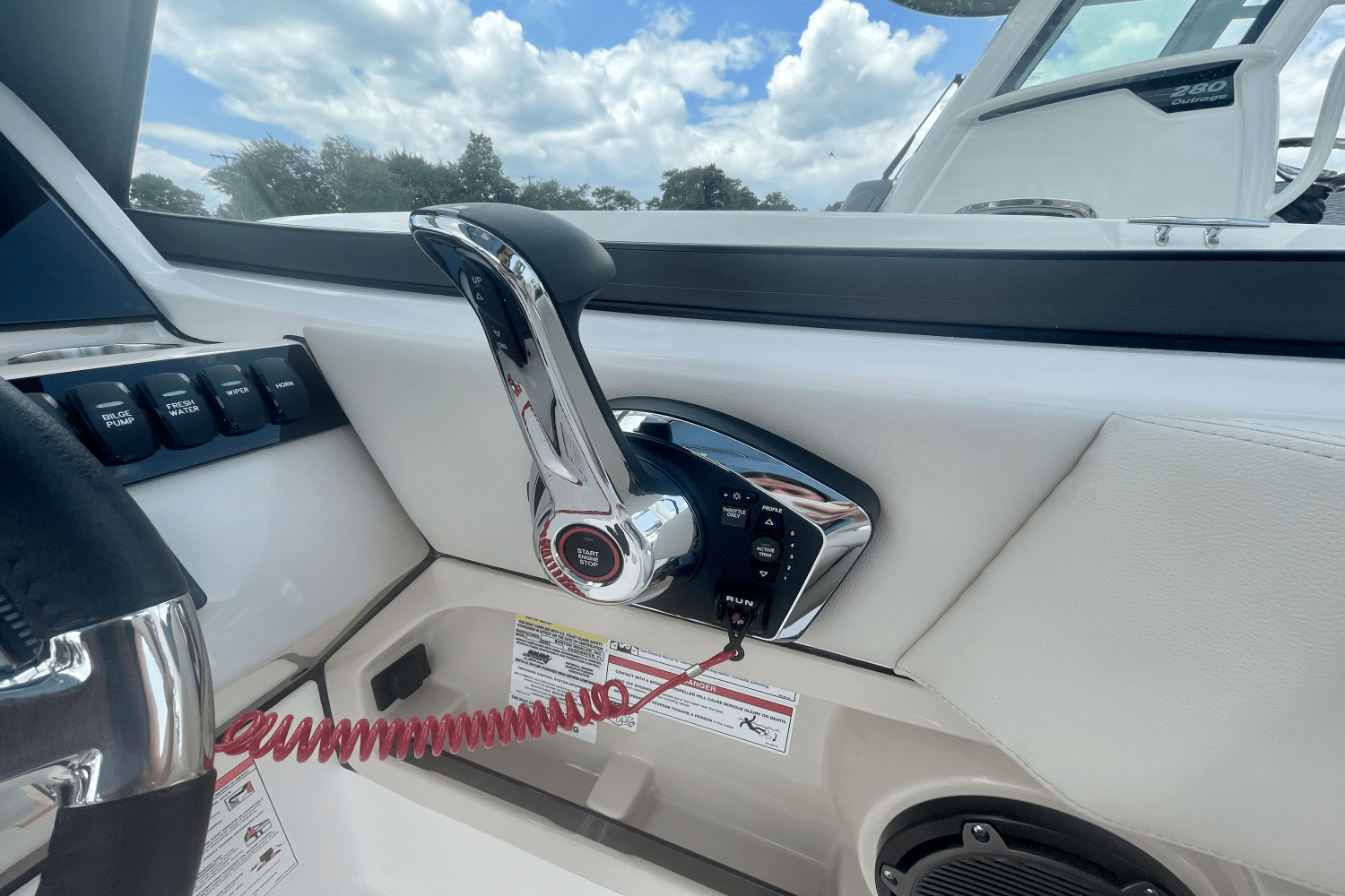 Slide: The Image of Boston Whaler 240 Vantage 2025 - 16