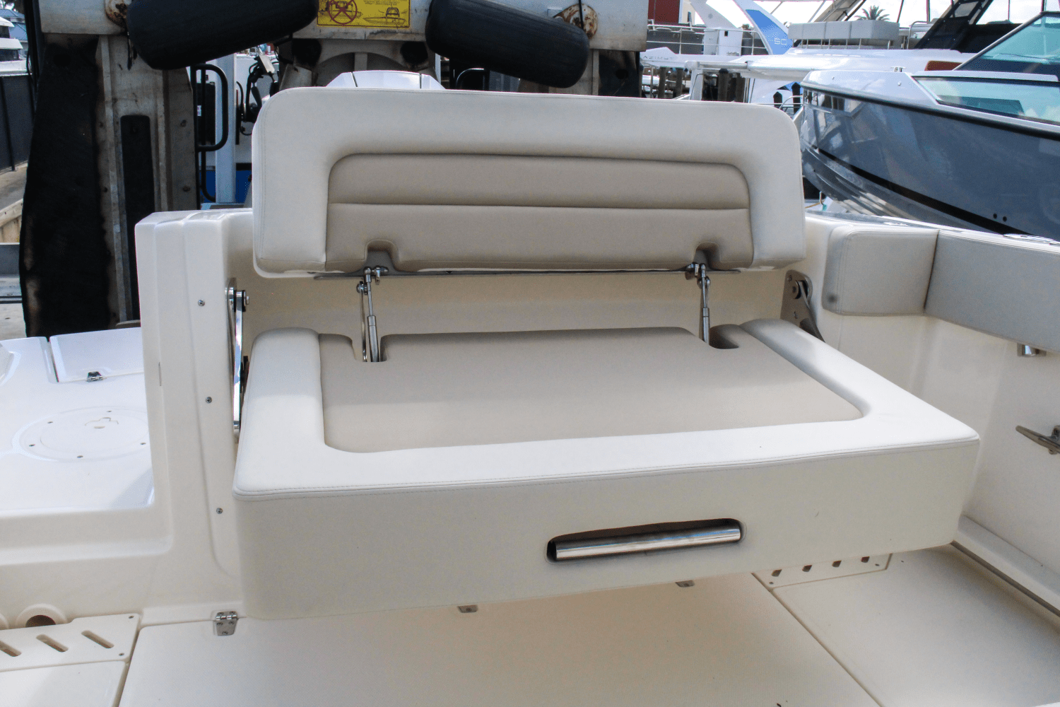 Slide: The Image of Boston Whaler 240 Vantage 2025 - 17