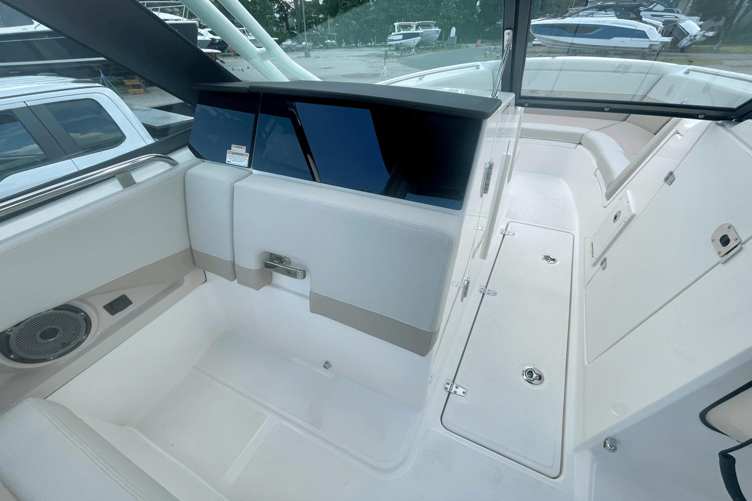 Slide: The Image of Boston Whaler 240 Vantage 2025 - 17