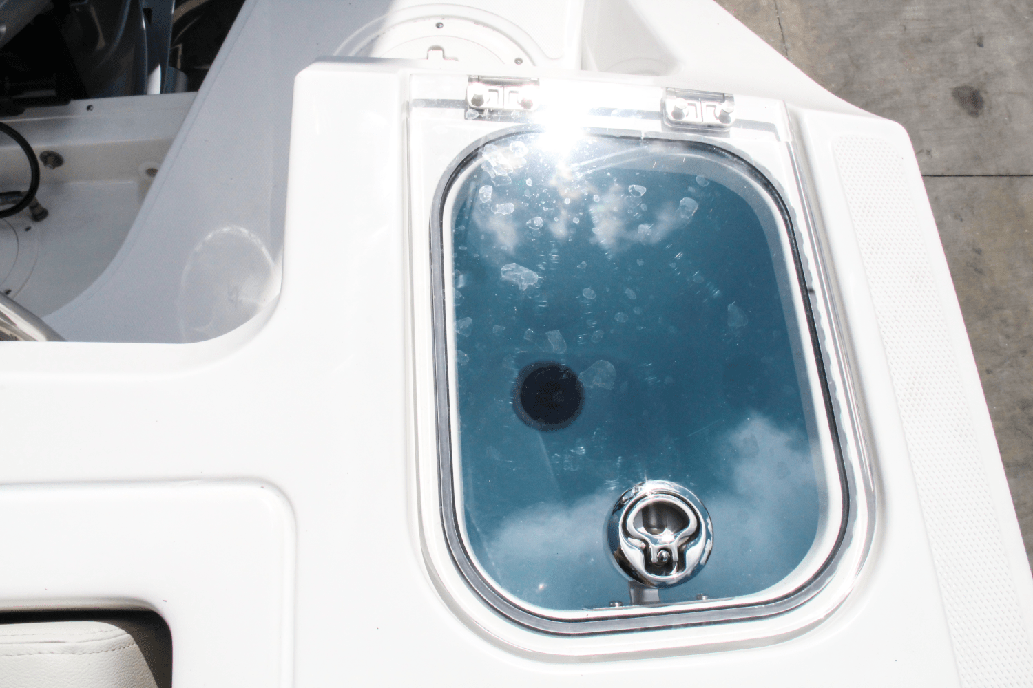 Slide: The Image of Boston Whaler 240 Vantage 2025 - 18