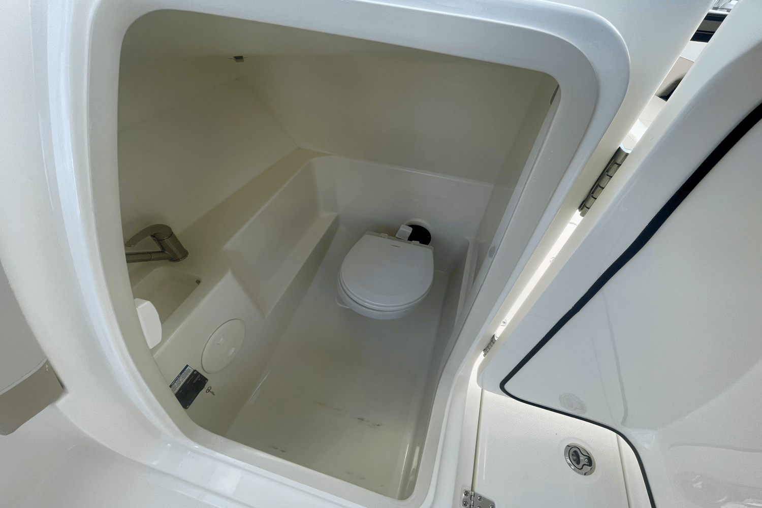 Slide: The Image of Boston Whaler 240 Vantage 2025 - 18