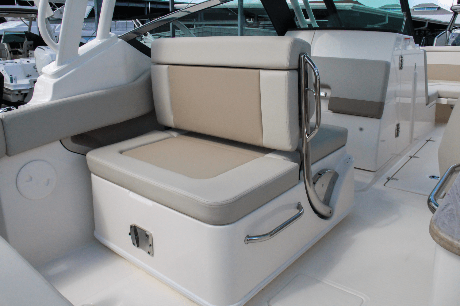 Slide: The Image of Boston Whaler 240 Vantage 2025 - 19