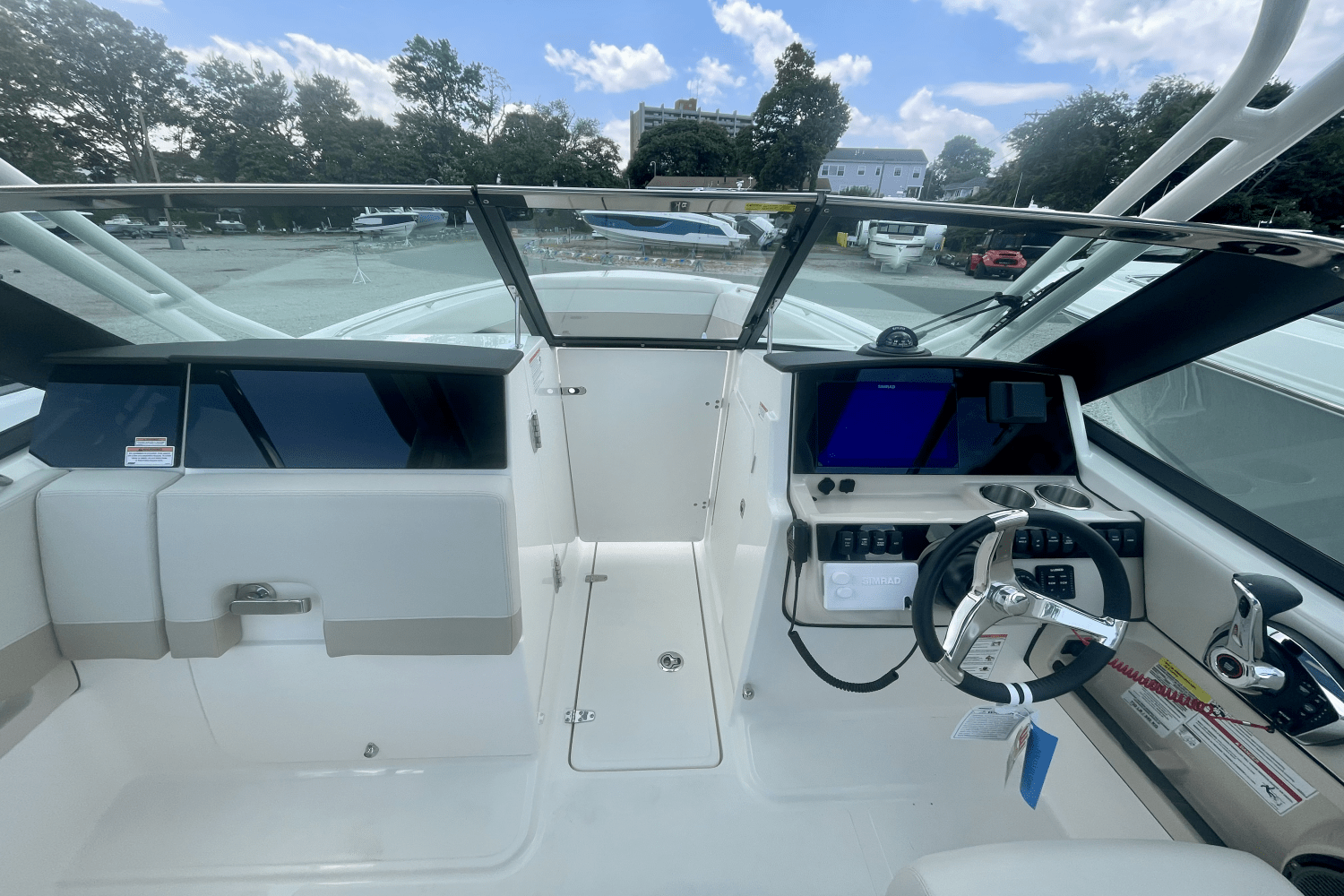 Slide: The Image of Boston Whaler 240 Vantage 2025 - 19