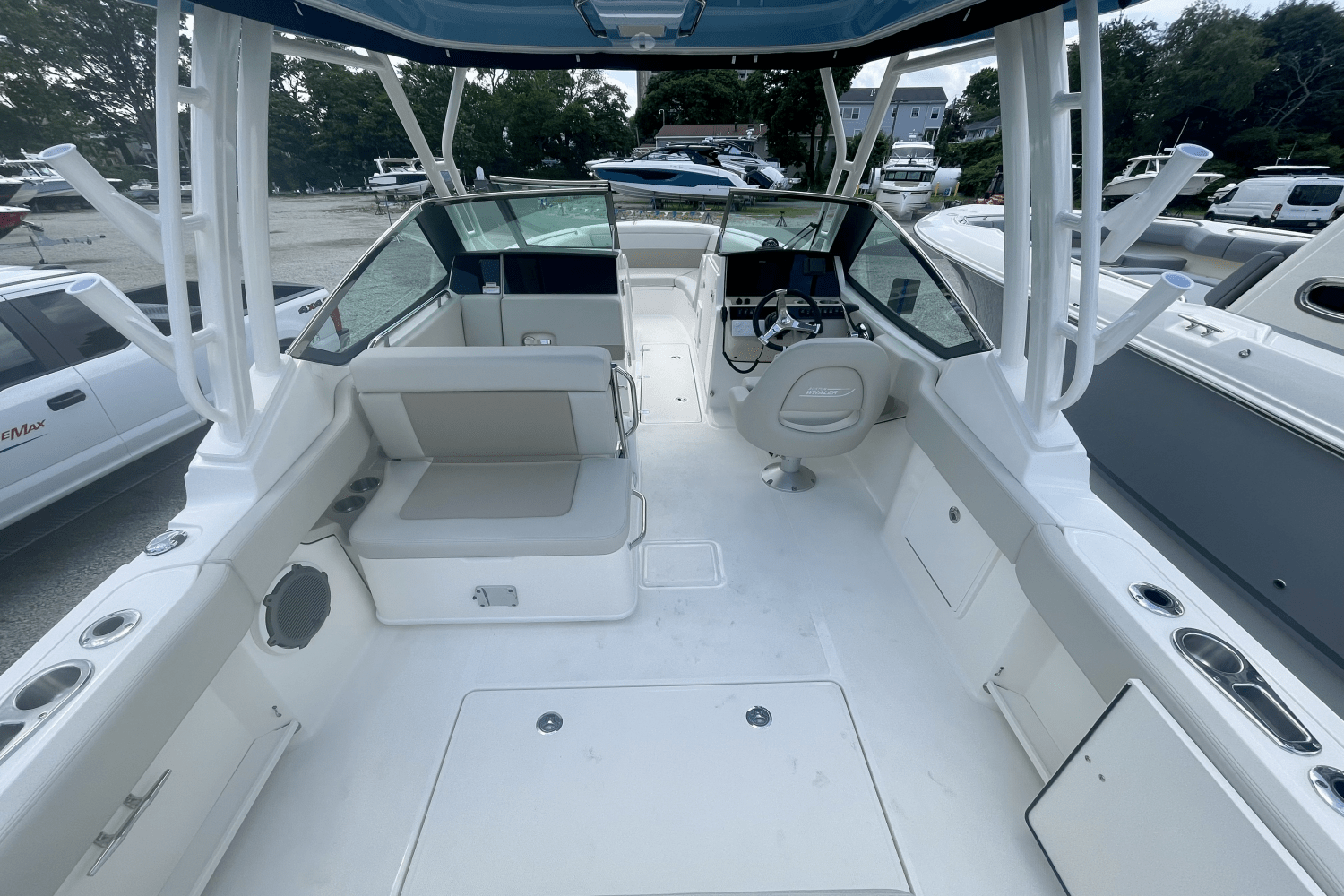 Slide: The Image of Boston Whaler 240 Vantage 2025 - 2