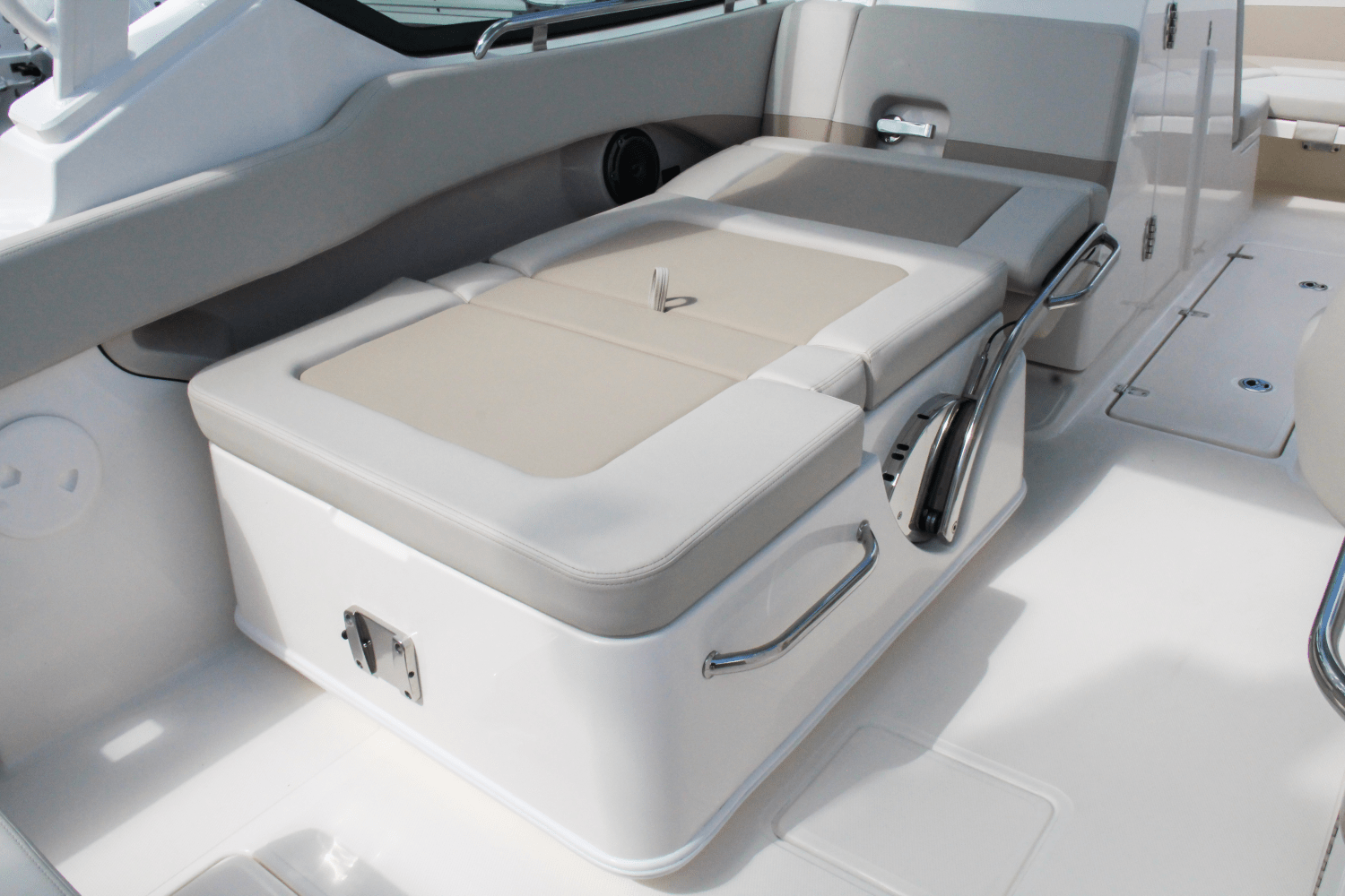 Slide: The Image of Boston Whaler 240 Vantage 2025 - 20
