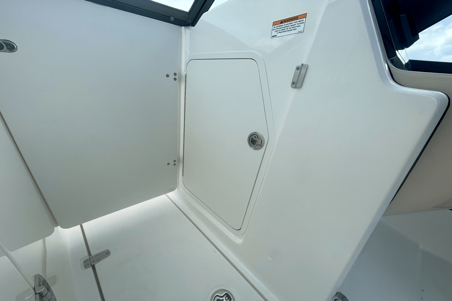 Slide: The Image of Boston Whaler 240 Vantage 2025 - 20