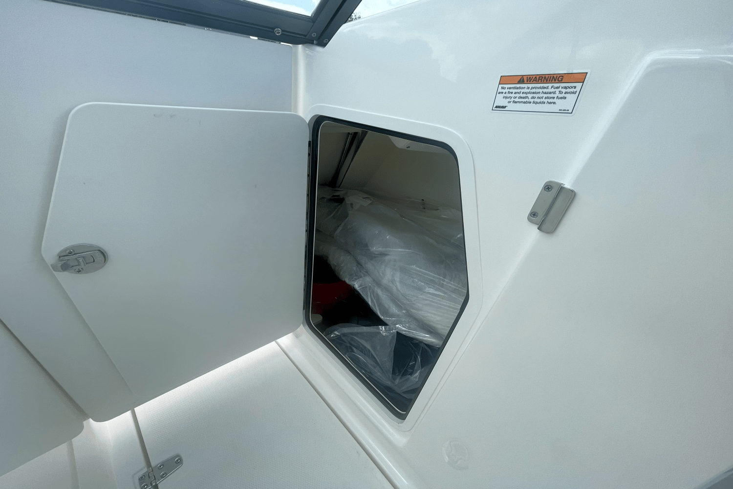Slide: The Image of Boston Whaler 240 Vantage 2025 - 21