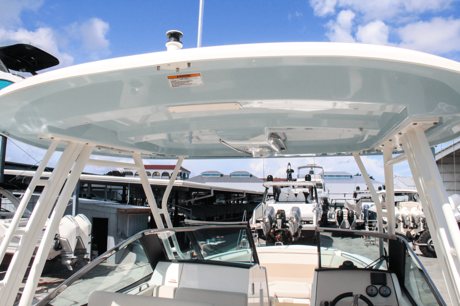 Slide: The Image of Boston Whaler 240 Vantage 2025 - 21