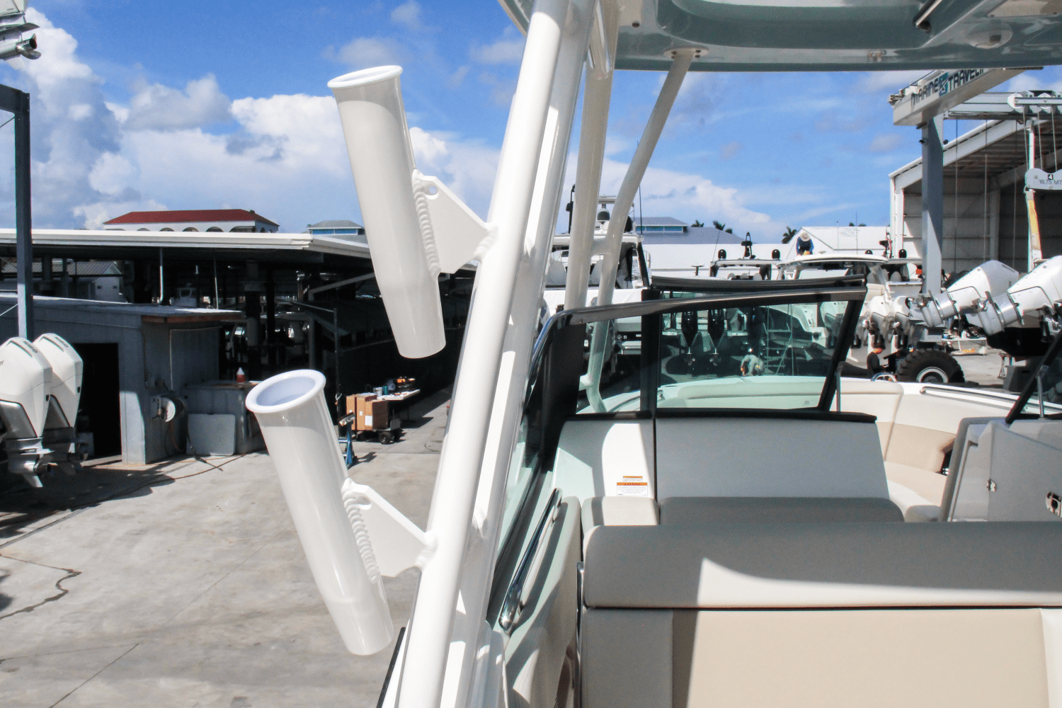 Slide: The Image of Boston Whaler 240 Vantage 2025 - 22