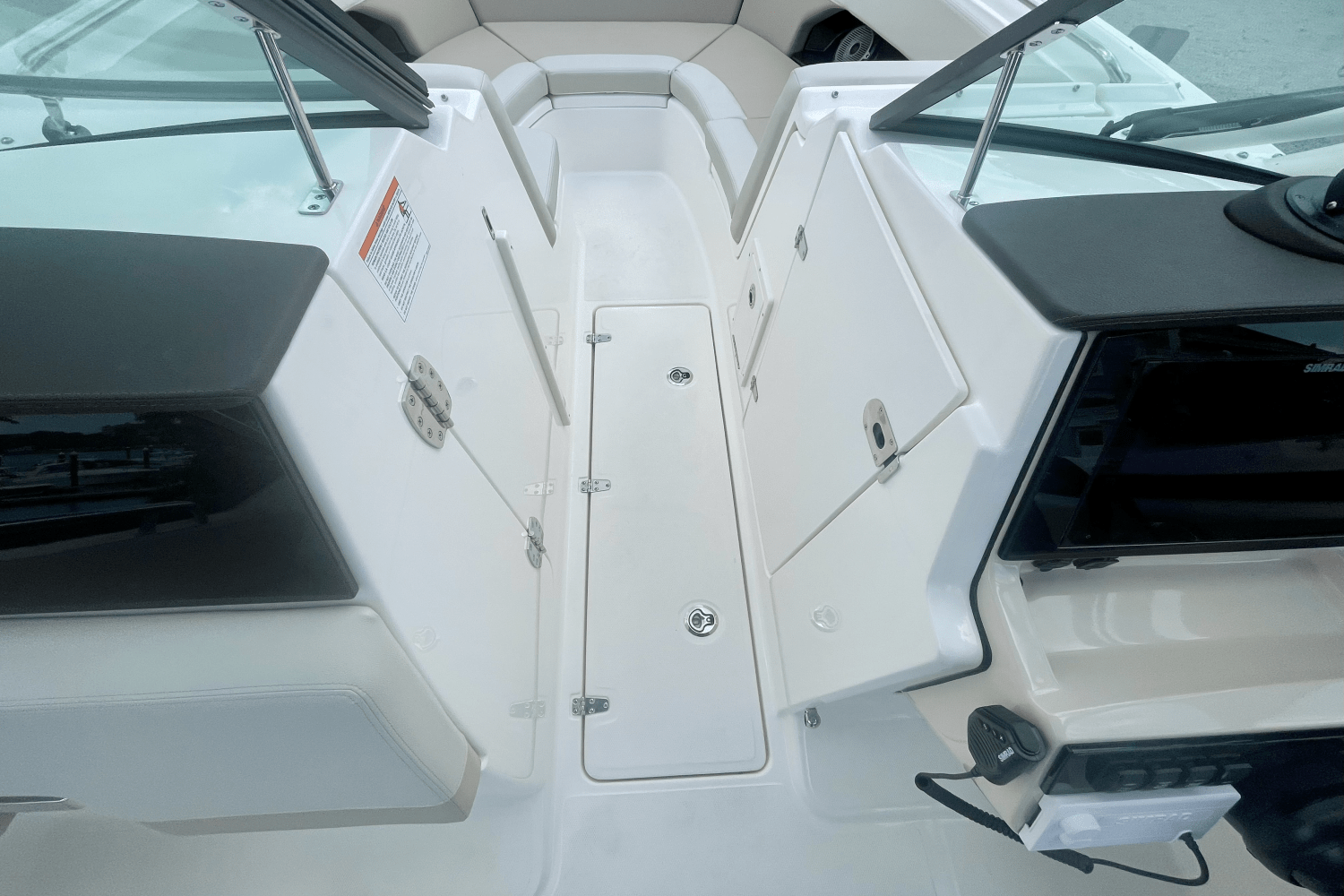 Slide: The Image of Boston Whaler 240 Vantage 2025 - 22