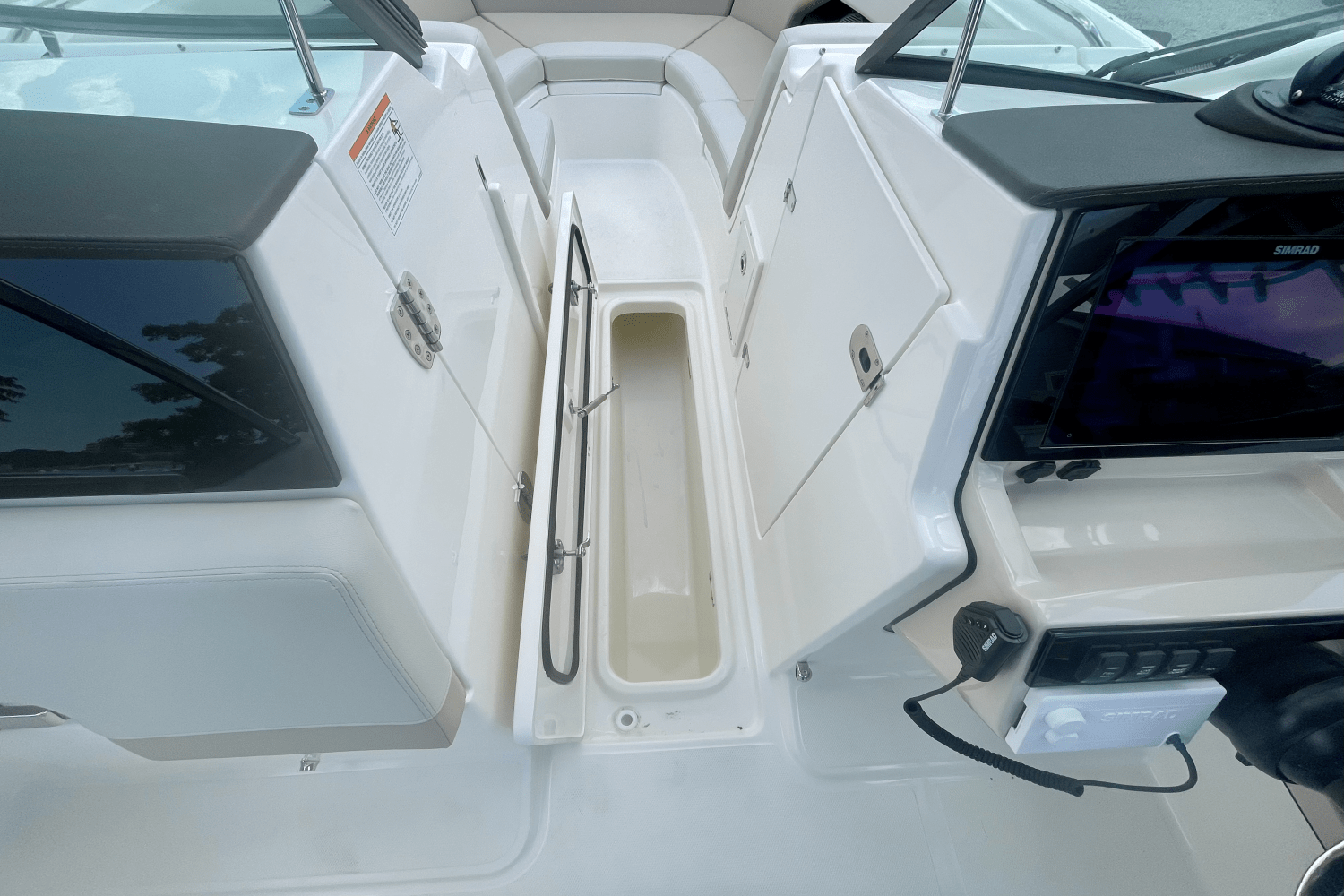Slide: The Image of Boston Whaler 240 Vantage 2025 - 23