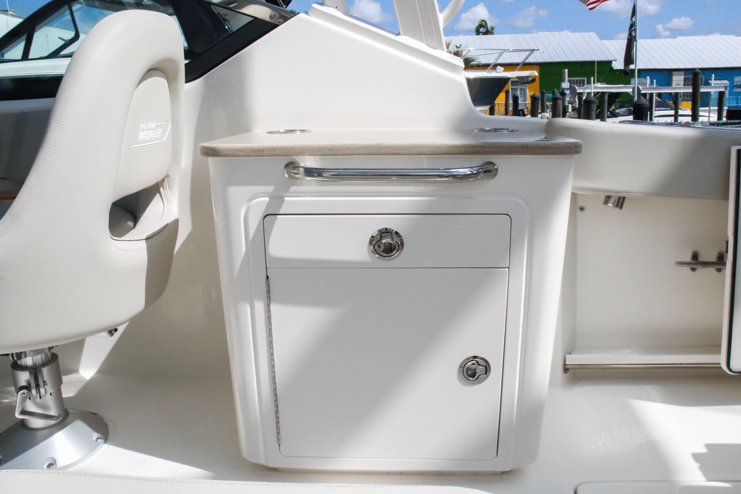 Slide: The Image of Boston Whaler 240 Vantage 2025 - 23
