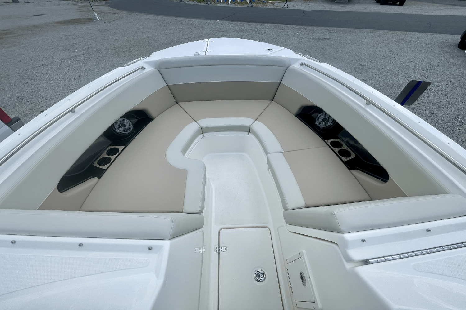 Slide: The Image of Boston Whaler 240 Vantage 2025 - 24