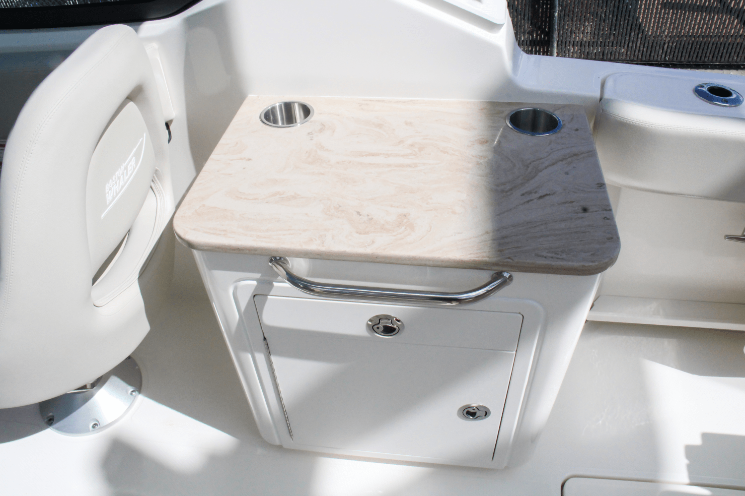 Slide: The Image of Boston Whaler 240 Vantage 2025 - 24