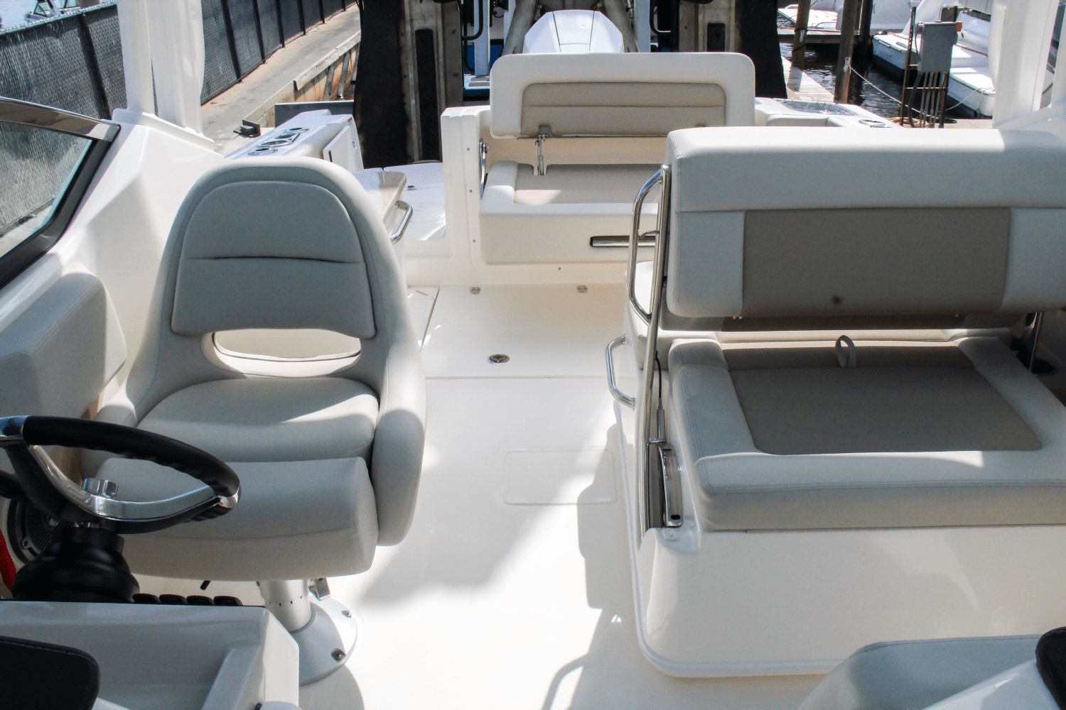 Slide: The Image of Boston Whaler 240 Vantage 2025 - 25
