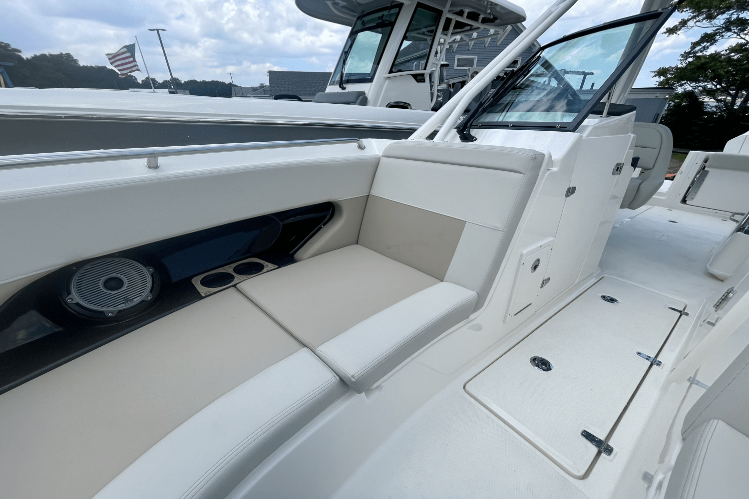 Slide: The Image of Boston Whaler 240 Vantage 2025 - 25