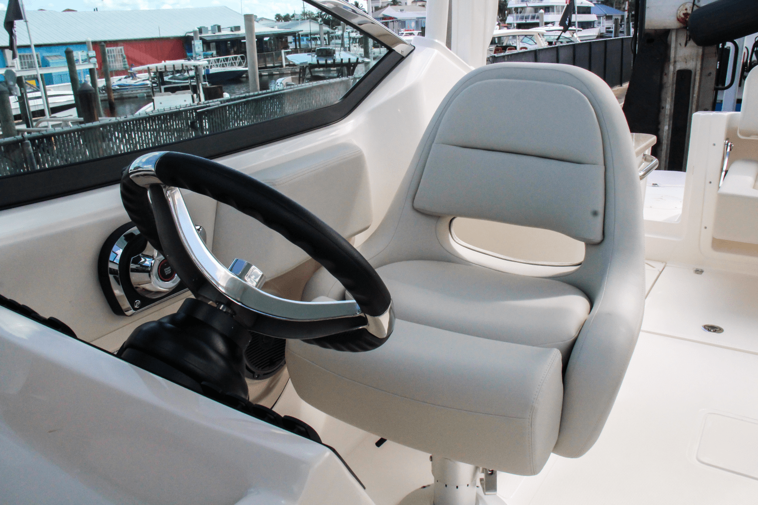 Slide: The Image of Boston Whaler 240 Vantage 2025 - 26