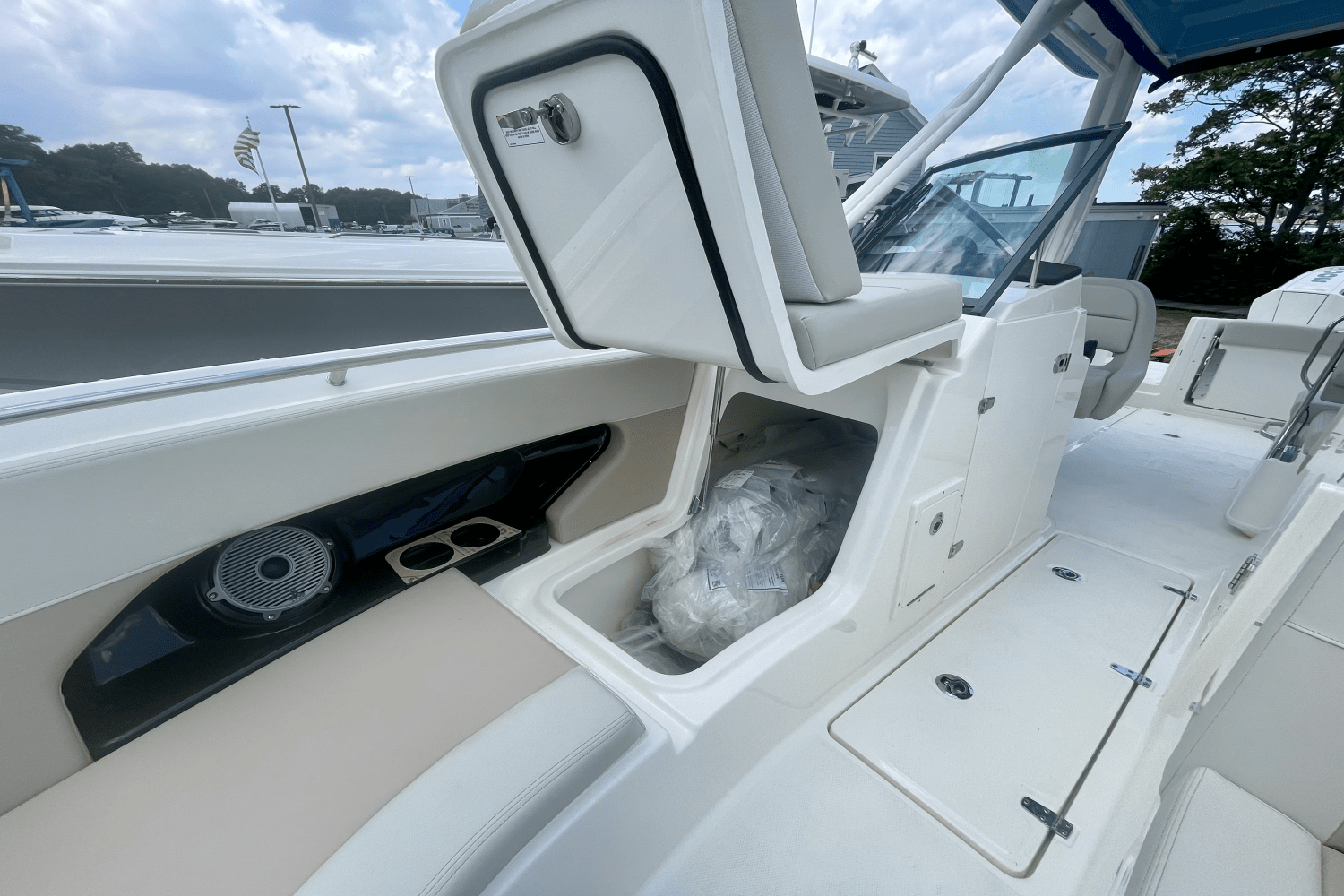 Slide: The Image of Boston Whaler 240 Vantage 2025 - 26