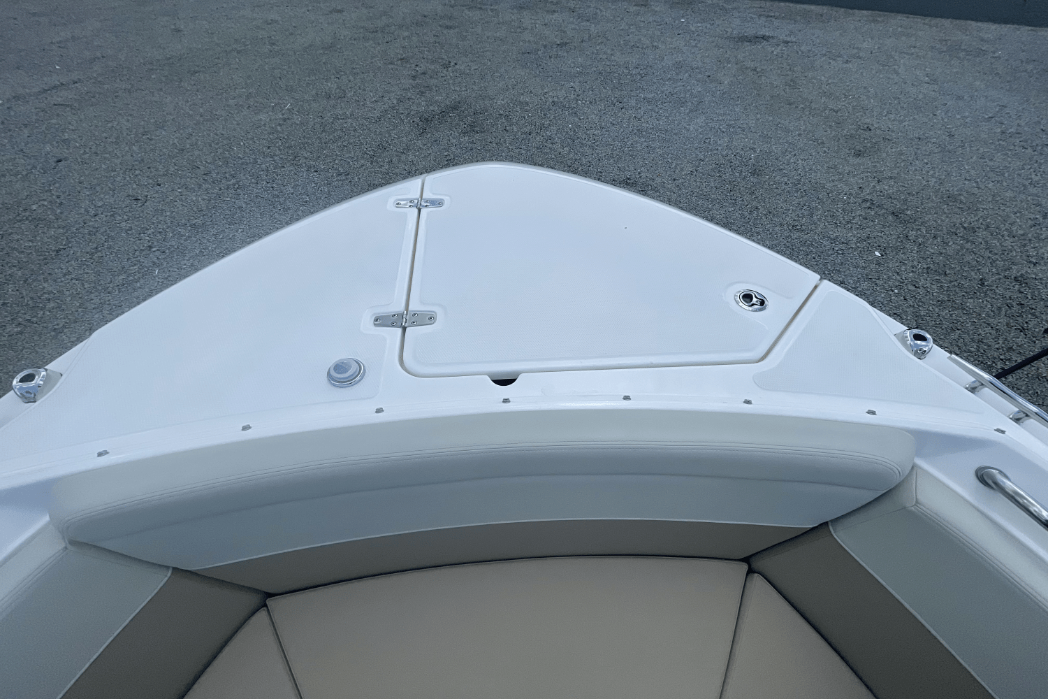 Slide: The Image of Boston Whaler 240 Vantage 2025 - 27