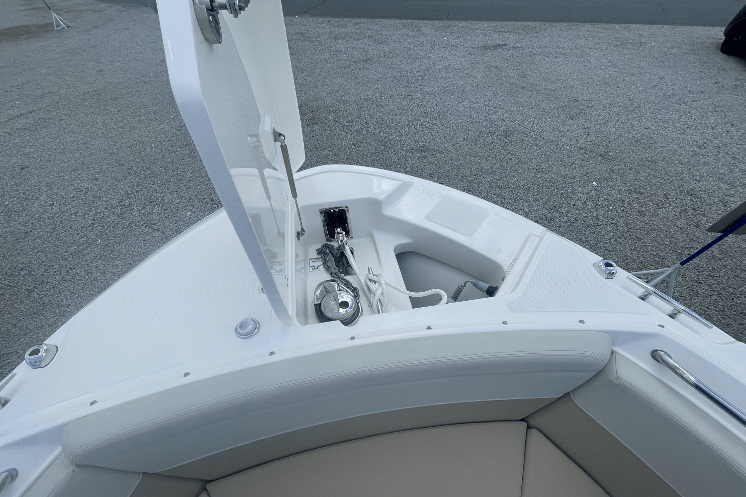 Slide: The Image of Boston Whaler 240 Vantage 2025 - 28