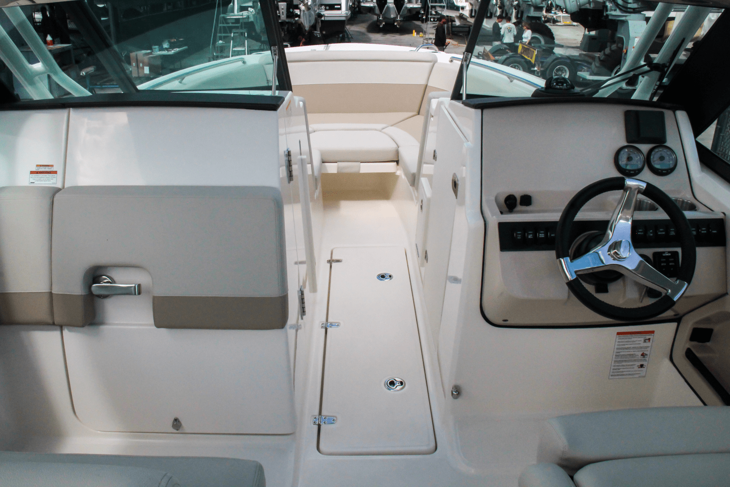 Slide: The Image of Boston Whaler 240 Vantage 2025 - 29