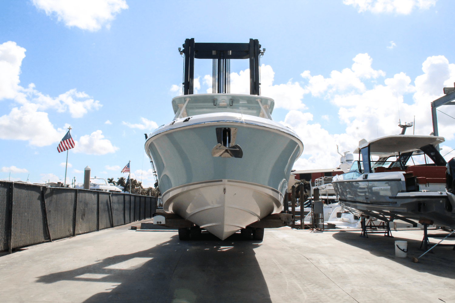 Slide: The Image of Boston Whaler 240 Vantage 2025 - 3