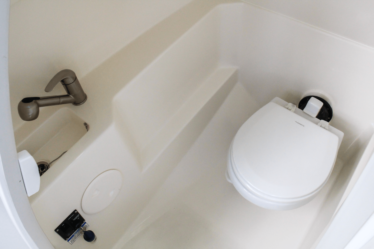 Slide: The Image of Boston Whaler 240 Vantage 2025 - 30