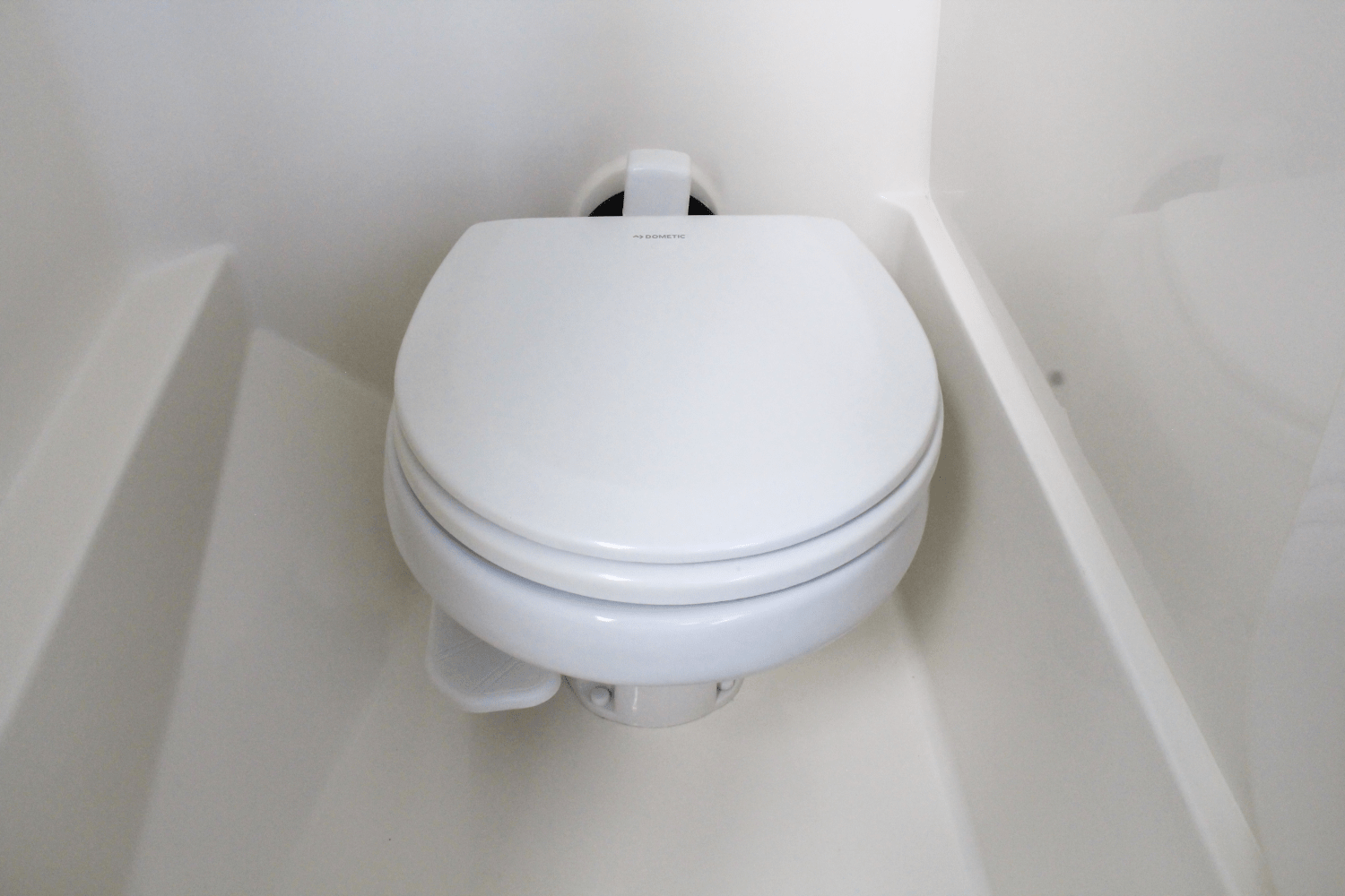 Slide: The Image of Boston Whaler 240 Vantage 2025 - 31