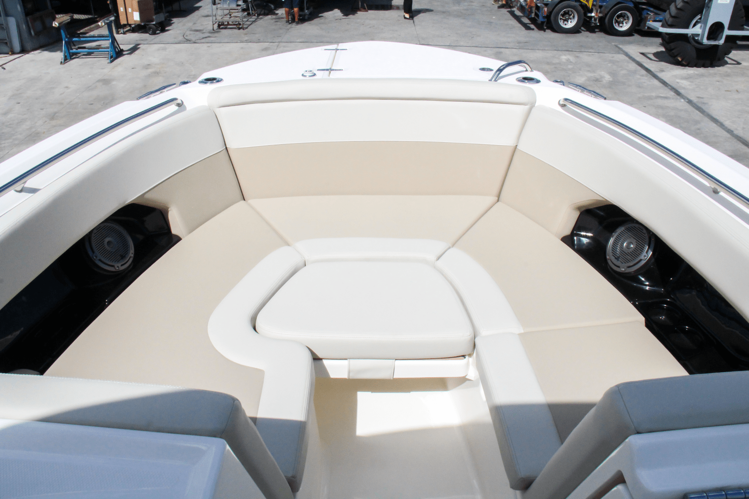 Slide: The Image of Boston Whaler 240 Vantage 2025 - 33