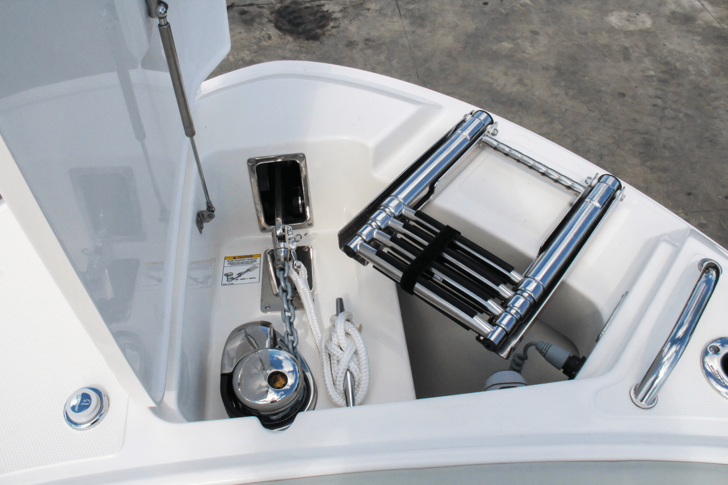 Slide: The Image of Boston Whaler 240 Vantage 2025 - 34