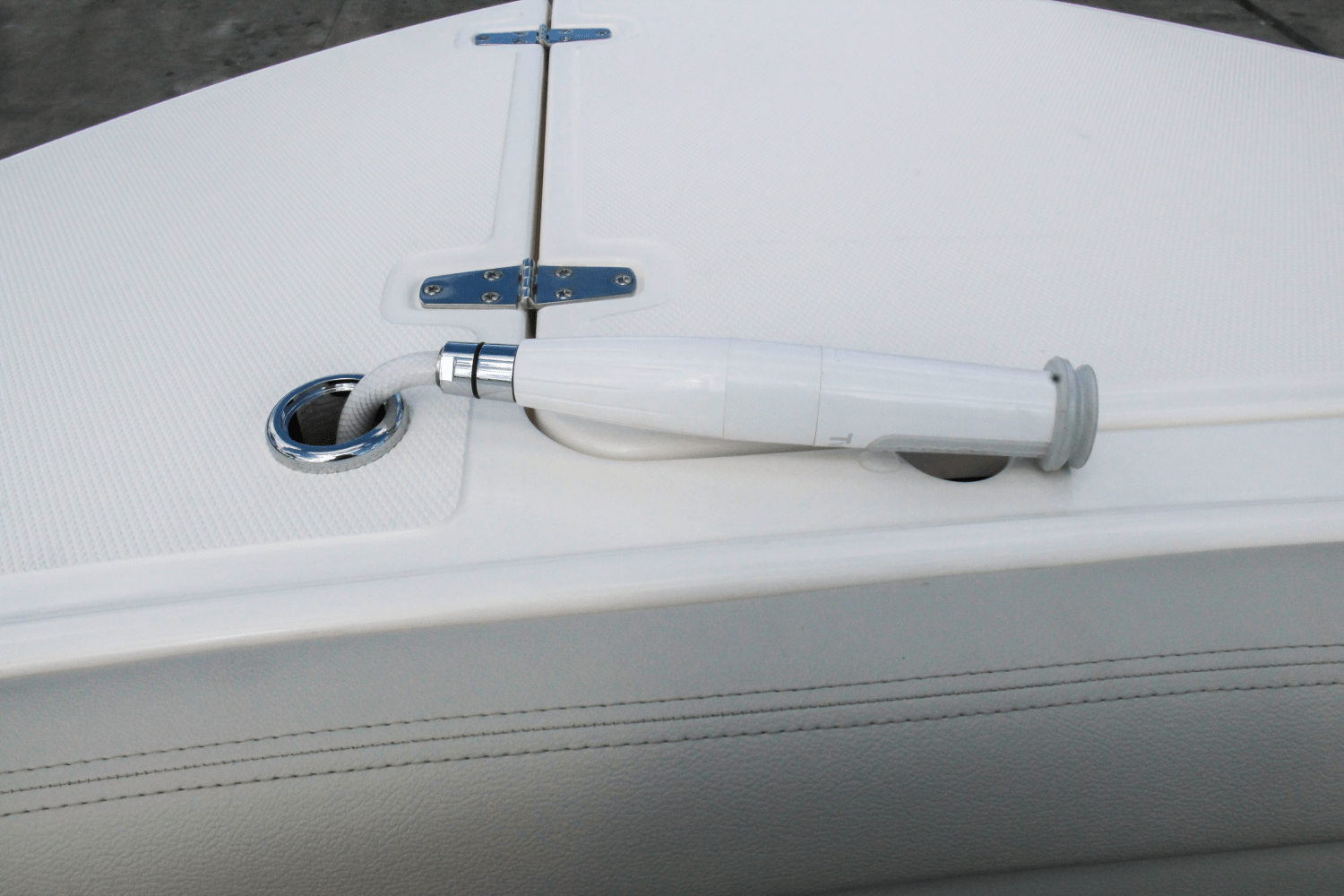 Slide: The Image of Boston Whaler 240 Vantage 2025 - 35